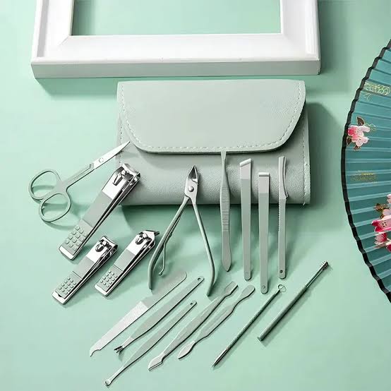 16 Pcs Manicure & Pedicure Tool Set